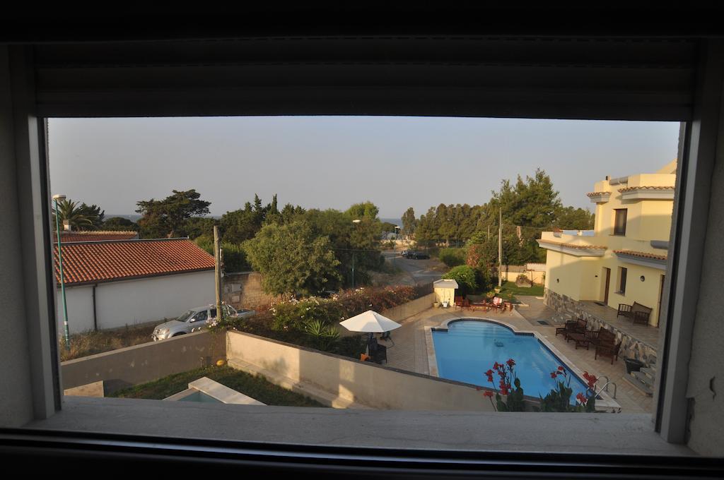 Bed and Breakfast Art House Quartu - Margine Rosso Quartu SantʼElena Exterior foto